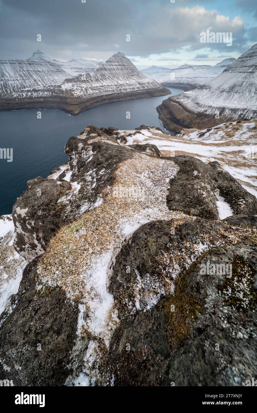 Blick auf den Fjord und schneebedeckte Felsen und Berge, Funningur, Esturoy Island, Färöer Inseln, Dänemark, Europa Stockfoto