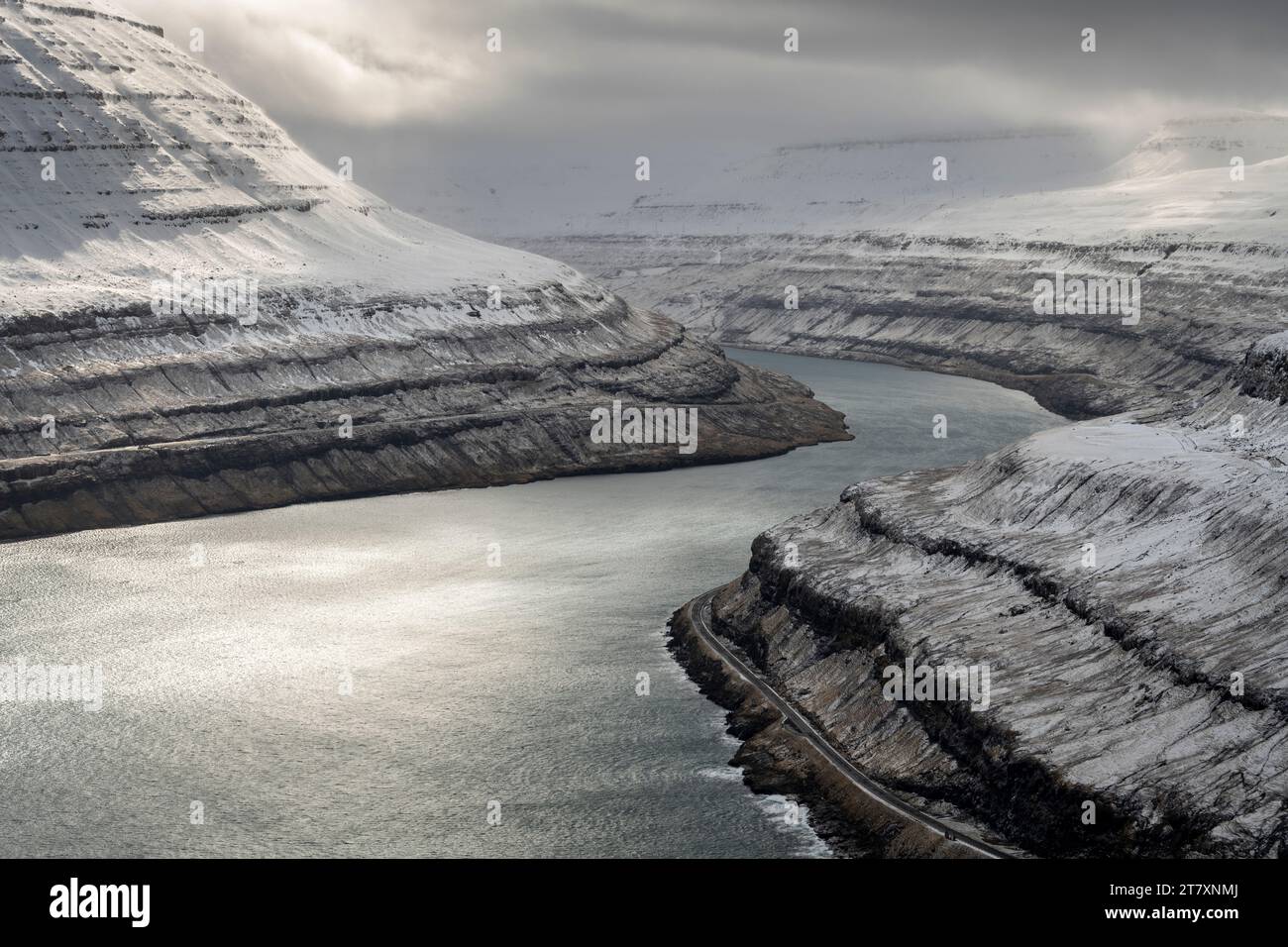 Schneebedeckte Berge am Funningur-Fjord, Eysturoy Island, Färöer Inseln, Dänemark, Europa Stockfoto