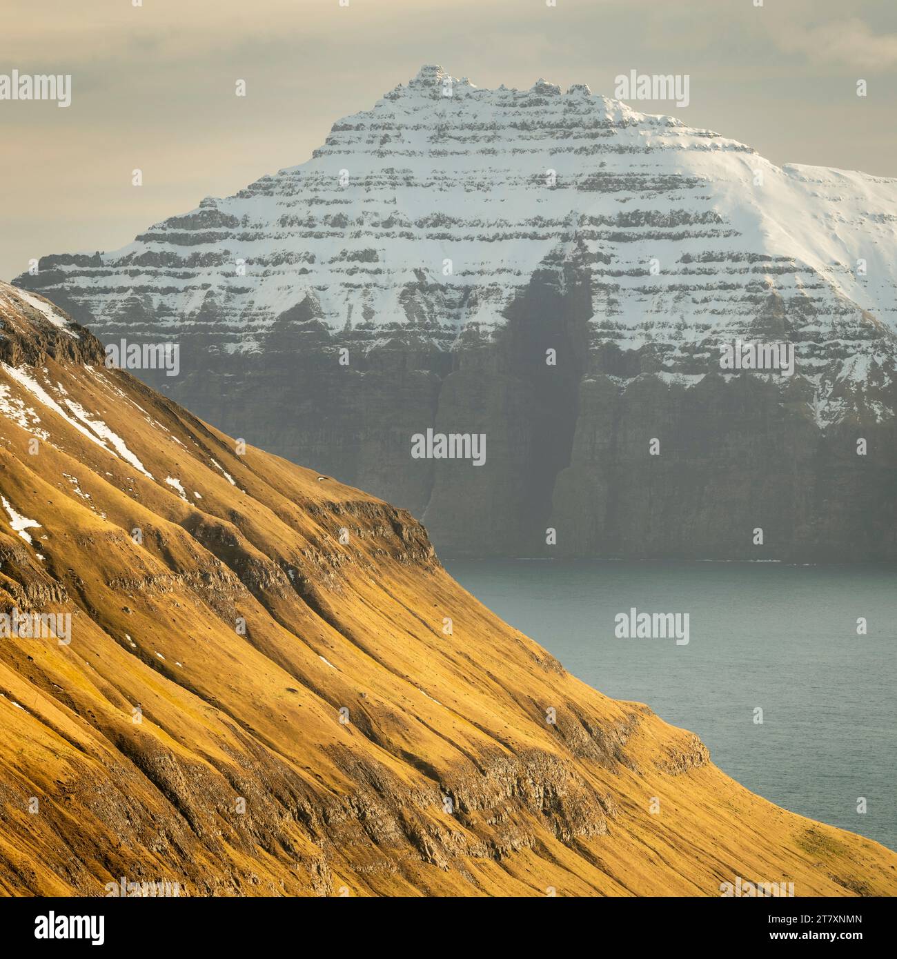 Schneebedeckte Klippen und Berge entlang des Funningur Fjords, Eysturoy Island, Färöer Inseln, Dänemark, Europa Stockfoto