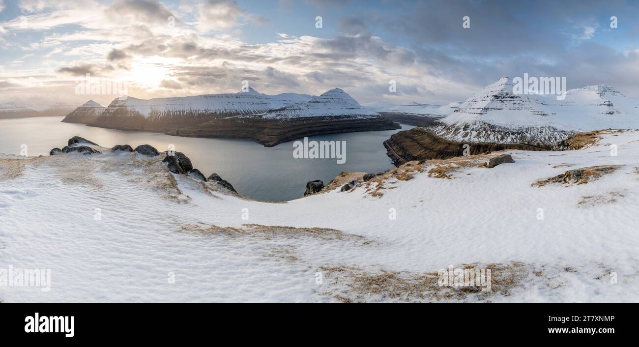Schneebedeckte Klippen und Berge entlang des Funningur Fjords, Eysturoy Island, Färöer Inseln, Dänemark, Europa Stockfoto