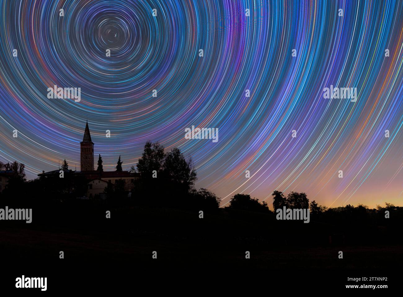 Konzentrischer Sternenweg über einen Glockenturm in der italienischen Landschaft, Emilia Romagna, Italien, Europa Stockfoto