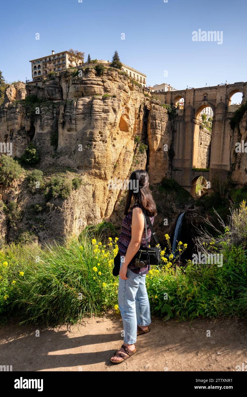 Frau mit Blick auf die historische Brücke von Ronda, Pueblos Blancos, Andalusien, Spanien, Europa Stockfoto