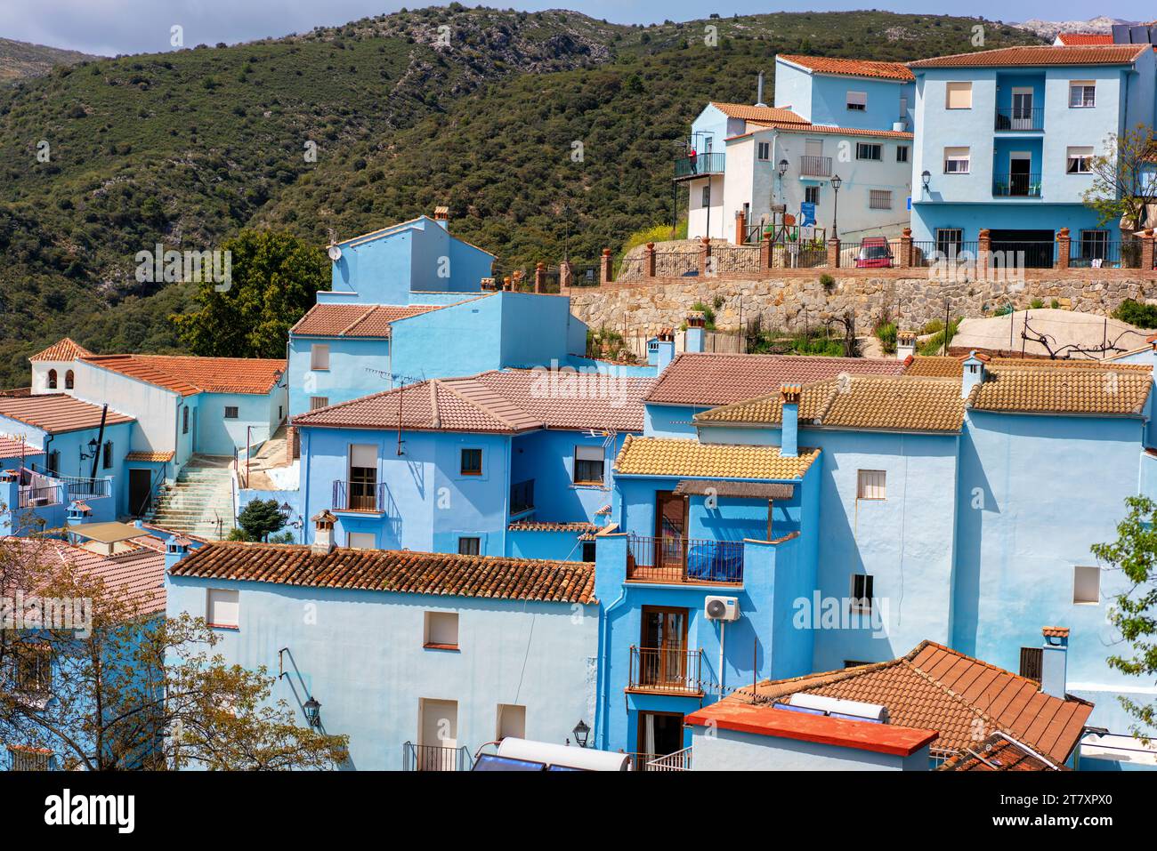 Straße in blau lackiertem Schlumpfhaus Dorf Juzcar, Pueblos Blancos Region, Andalusien, Spanien, Europa Stockfoto