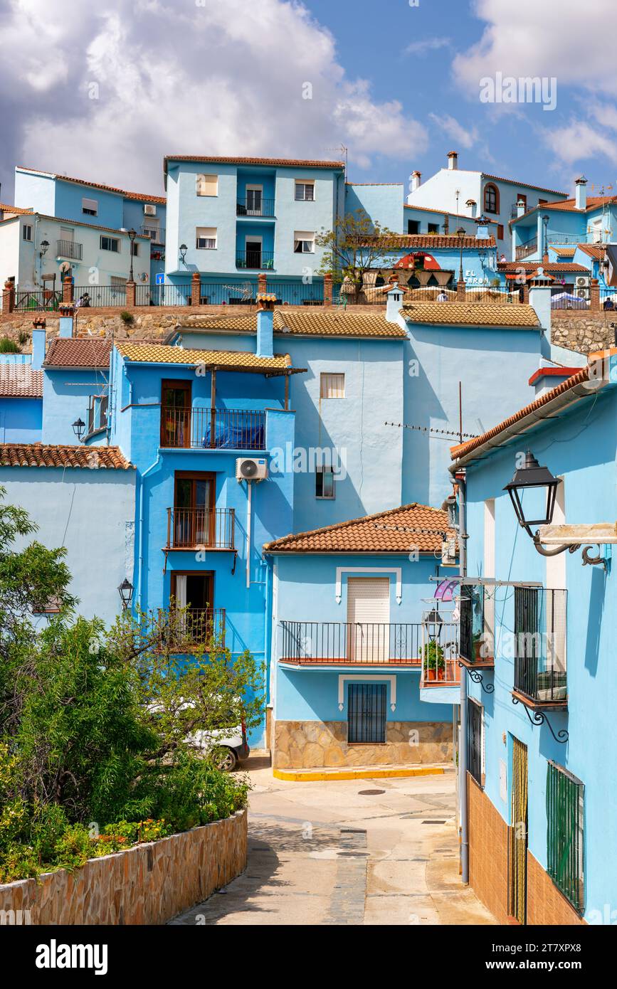 Dorfstraße in blau bemalt Schlumpfhaus Dorf Juzcar, Pueblos Blancos Region, Andalusien, Spanien, Europa Stockfoto