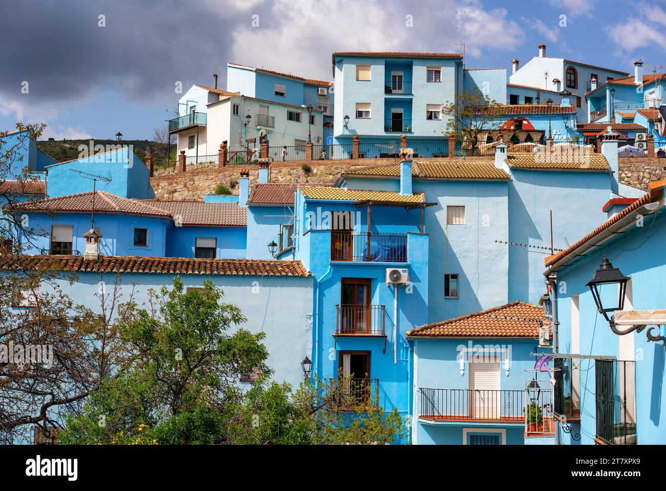 Dorfstraße in blau bemalt Schlumpfhaus Dorf Juzcar, Pueblos Blancos Region, Andalusien, Spanien, Europa Stockfoto