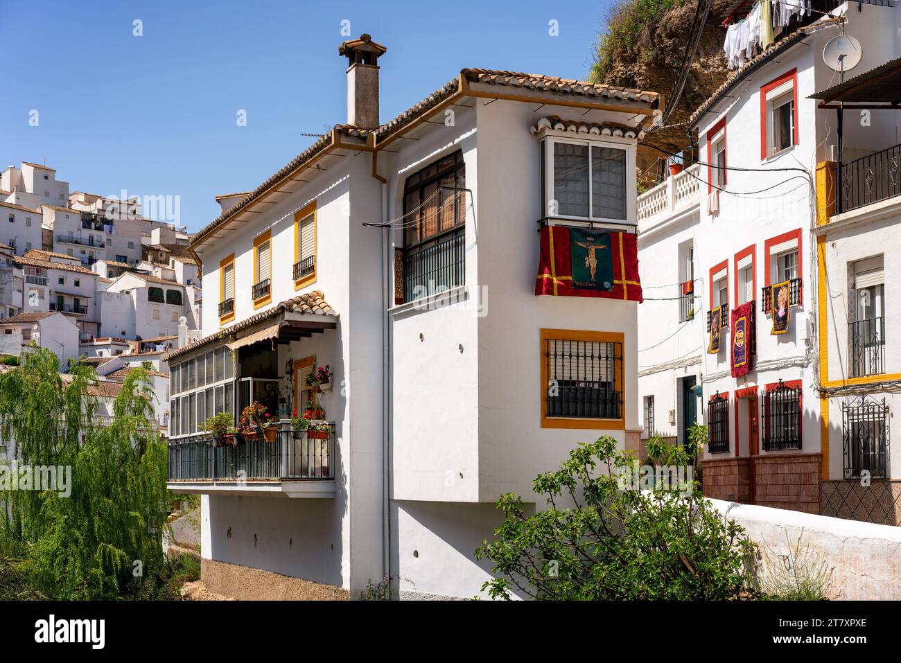 Straße mit weißen Häusern in Setenil de las Bodegas, Region Pueblos Blancos, Andalusien, Spanien, Europa Stockfoto