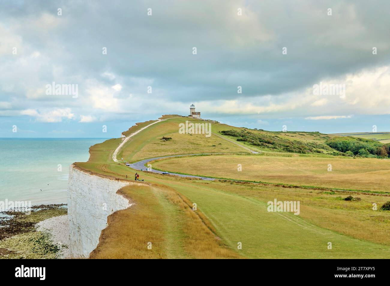 Der Leuchtturm von Belle Tout aus dem 19. Jahrhundert, heute stillgelegt, am Rand der Klippe nahe Beachy Head, South Downs National Park, East Sussex, England Stockfoto