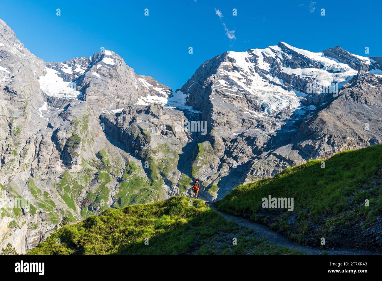 Wanderwege auf dem Sommerweg umgeben von Schweizer Gletscher, Oeschinensee, Kandersteg, Kanton Bern, Schweiz, Europa Stockfoto
