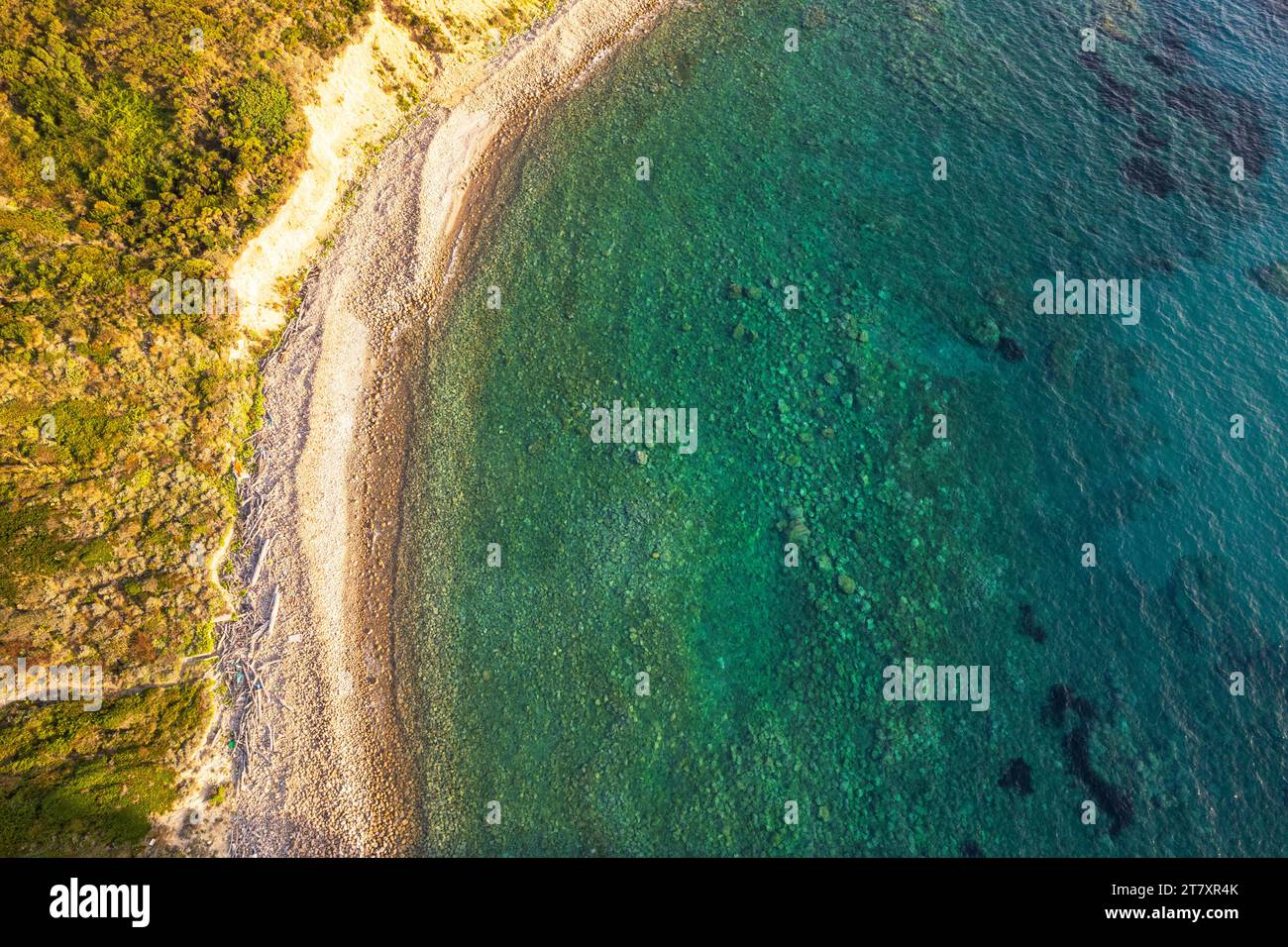 Luftaufnahme eines leeren Strandes auf der Insel Palmarola, Gemeinde Ponza, Mittelmeer, Pontinischer Archipel, Provinz Latina, Latium (Latium), Italien Stockfoto