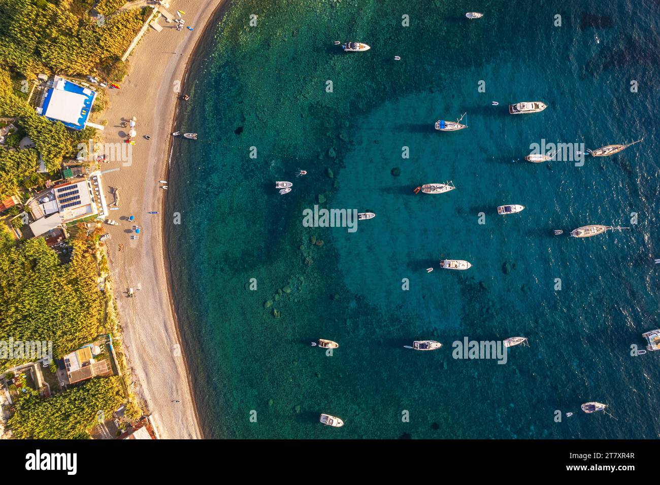 Blick aus der Vogelperspektive auf die Bucht von Palmarola mit Booten, die in türkisfarbenem Wasser an Susnet, Insel Palmarola, Gemeinde Ponza ankern Stockfoto