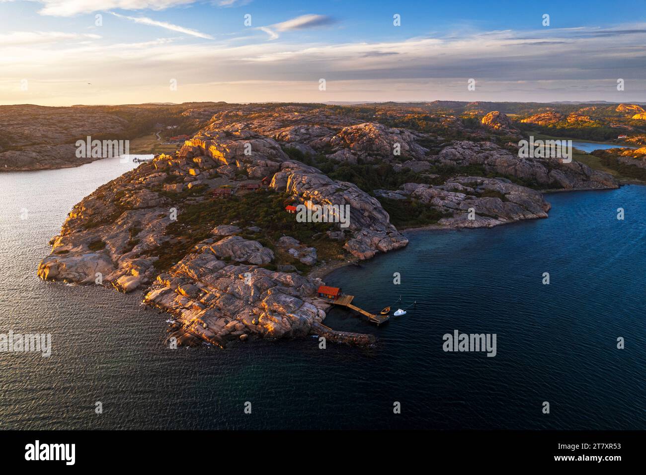 Abgelegene Ferienhäuser auf felsiger Granitinsel vor der Küste von Bohuslan, Blick auf den Sonnenuntergang aus der Luft, Bohuslan, Vastra Gotaland, Westschweden, Schweden, Skandinavien Stockfoto