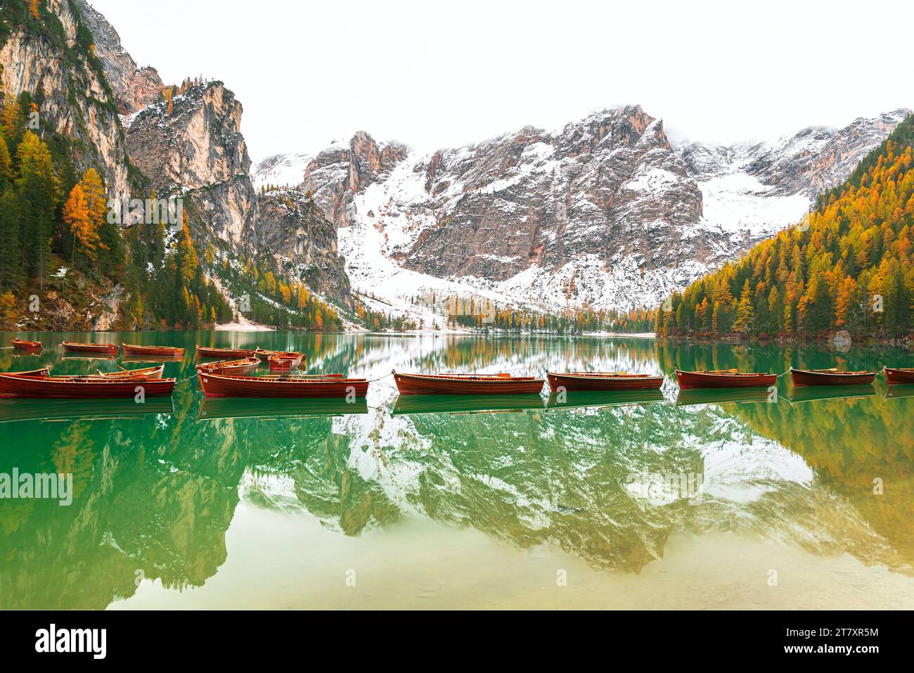 Holzboote auf ruhigen Gewässern des Pragser Sees, Herbstblick, Prags, Südtirol, Provinz Bozen, Italien, Europa Stockfoto