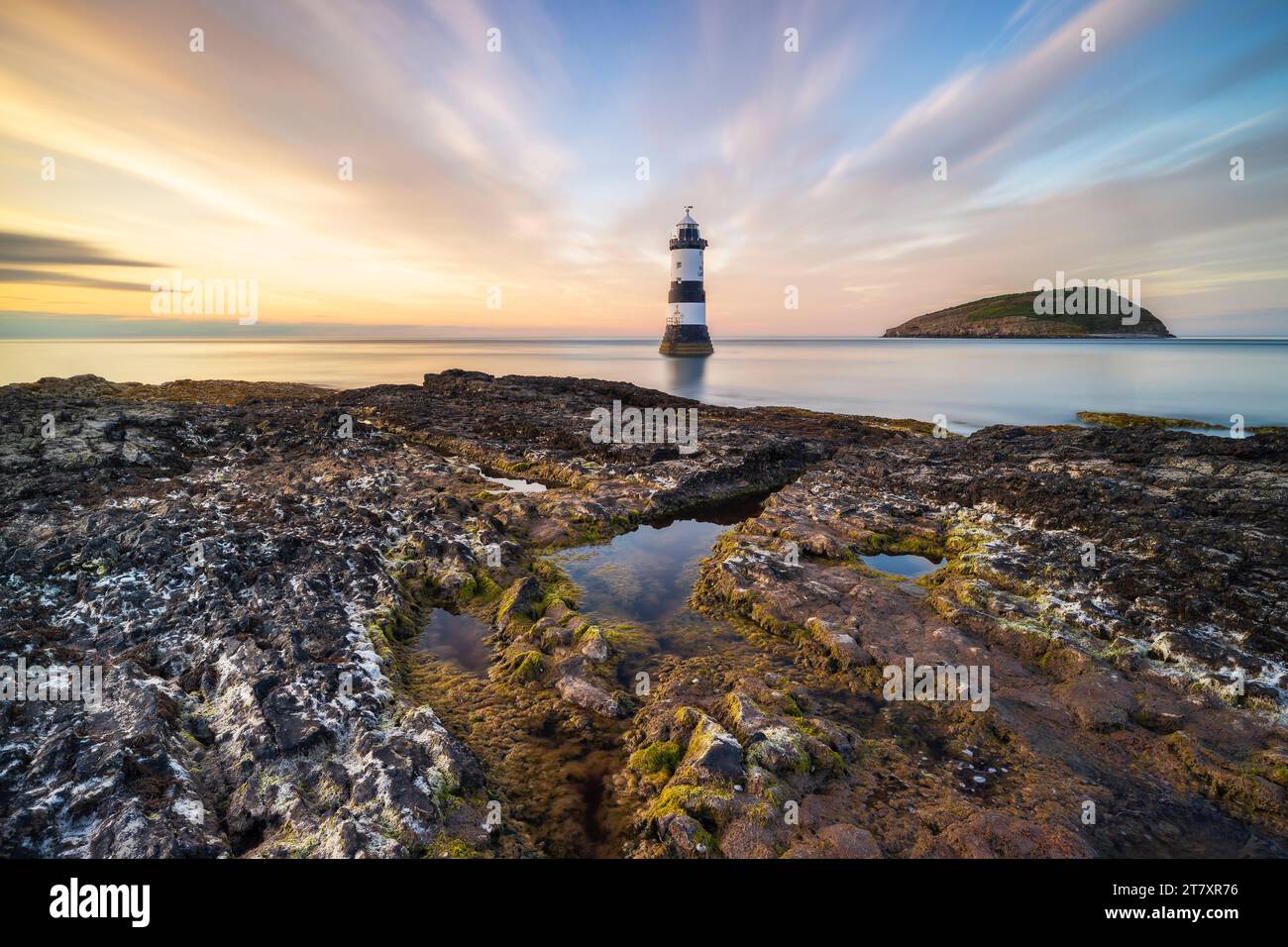 Trwyn du Lighthouse bei Sonnenuntergang im Sommer, Beaumaris, Wales, Großbritannien, Europa Stockfoto