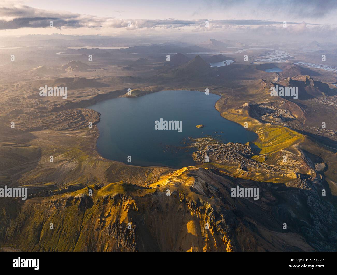 Luftaufnahme von der Drohne der natürlichen Landschaft in Landmannaugar an einem Sommertag, Island, Polarregionen Stockfoto