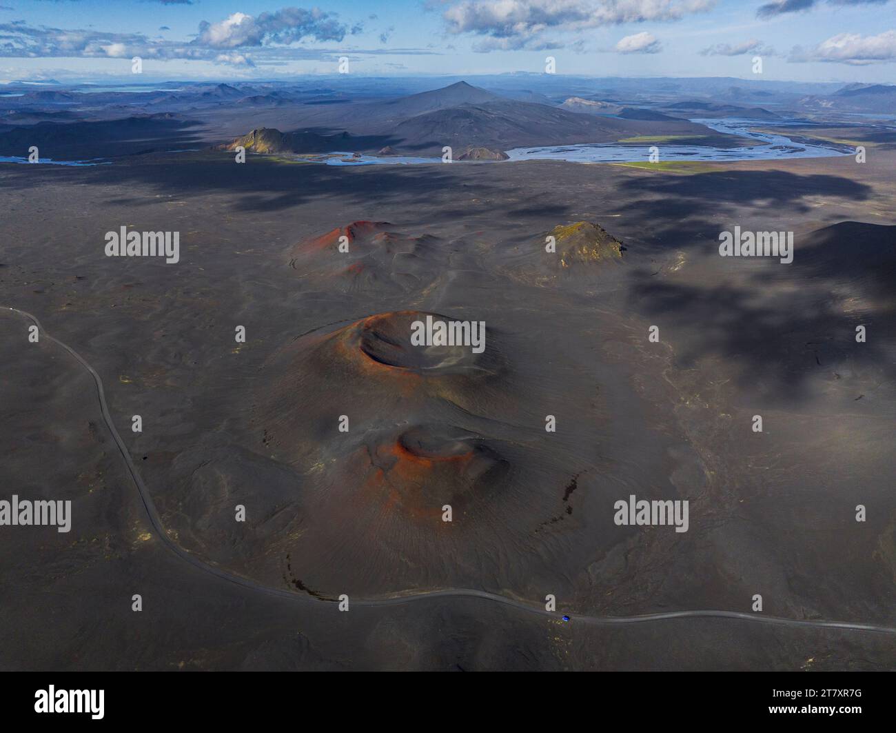 Luftaufnahme von der Drohne der natürlichen Landschaft in Landmannaugar an einem Sommertag, Island, Polarregionen Stockfoto