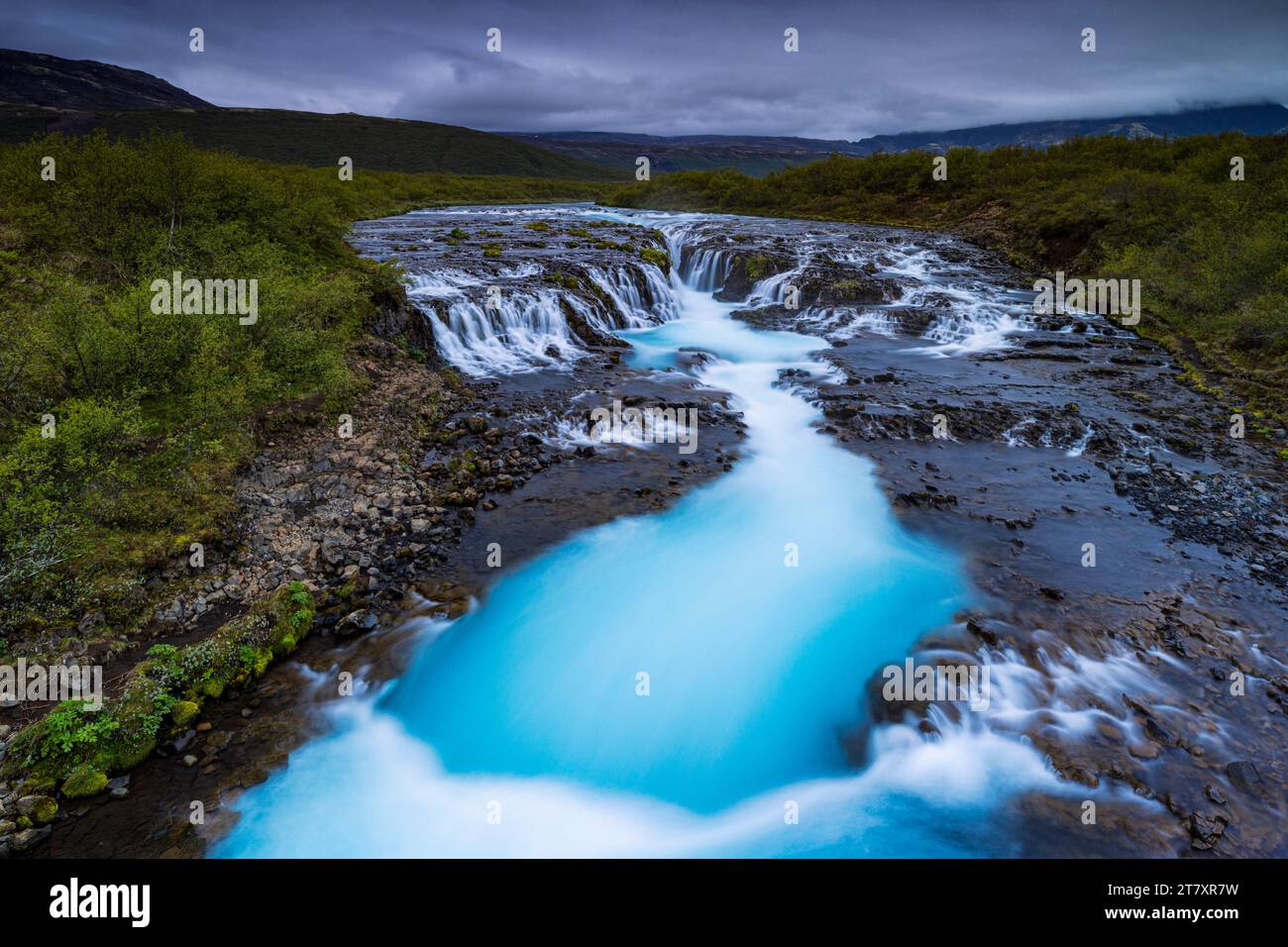 Der wunderschöne Bruarfoss Wasserfall an einem bewölkten Sommertag, Island, Polarregionen Stockfoto