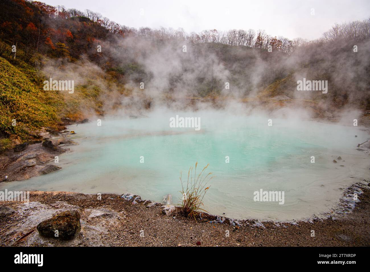 Dampfender türkisblauer Vulkanteich des Hell Valley, Noboribetsu, Hokkaido, Japan, Asien Stockfoto