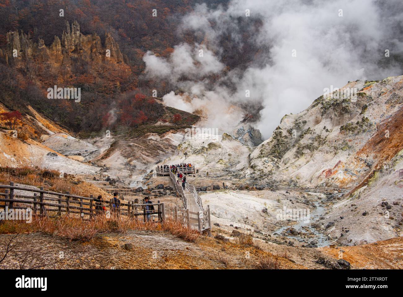 Pfad durch dampfende Schwefelgruben, Hell Valley, Shikotsu-Toya National Park, Noboribetsu, Hokkaido, Japan, Asien Stockfoto