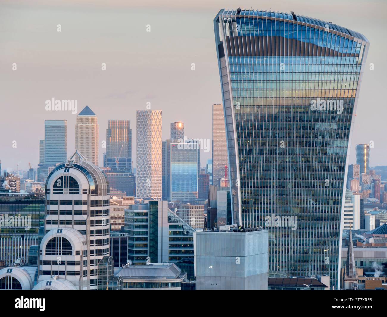 Walkie Talkie Building in der City of London mit Canary Wharf Beyond, London, England, Großbritannien, Europa Stockfoto