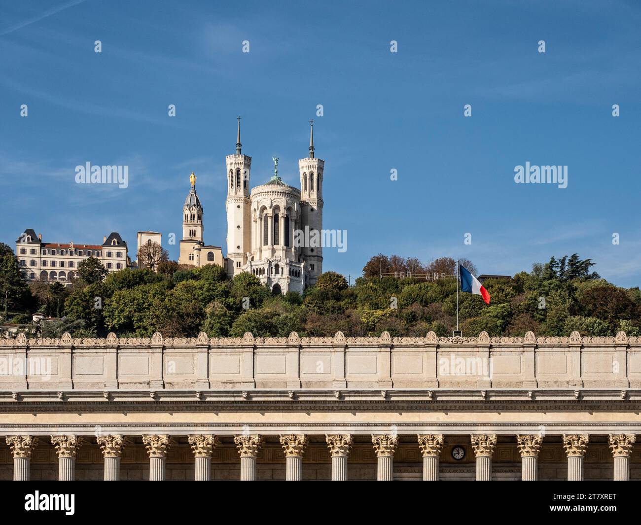 Palais de Justice mit der Basilika Notre Dame de Fourviere auf dem Hügel dahinter, Lyon, Auvergne-Rhone-Alpes, Frankreich, Europa Stockfoto