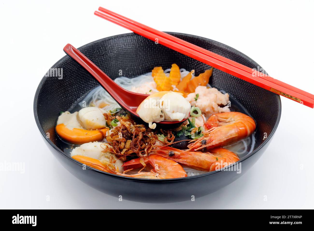 Frische Meeresfrüchte, vietnamesische Suppe in einer schwarzen Schüssel, asiatische Küche, Frankreich, Europa Stockfoto