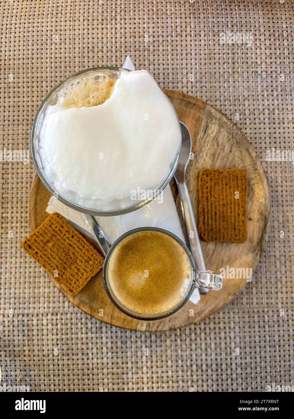 Kaffee und Kekse werden in einer Bar in Brüssel, Belgien und Europa serviert Stockfoto