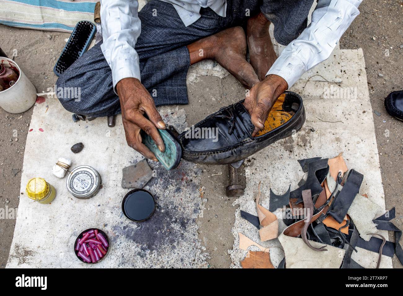 Schuhputzservice in Babra, Maharashtra, Indien, Asien Stockfoto