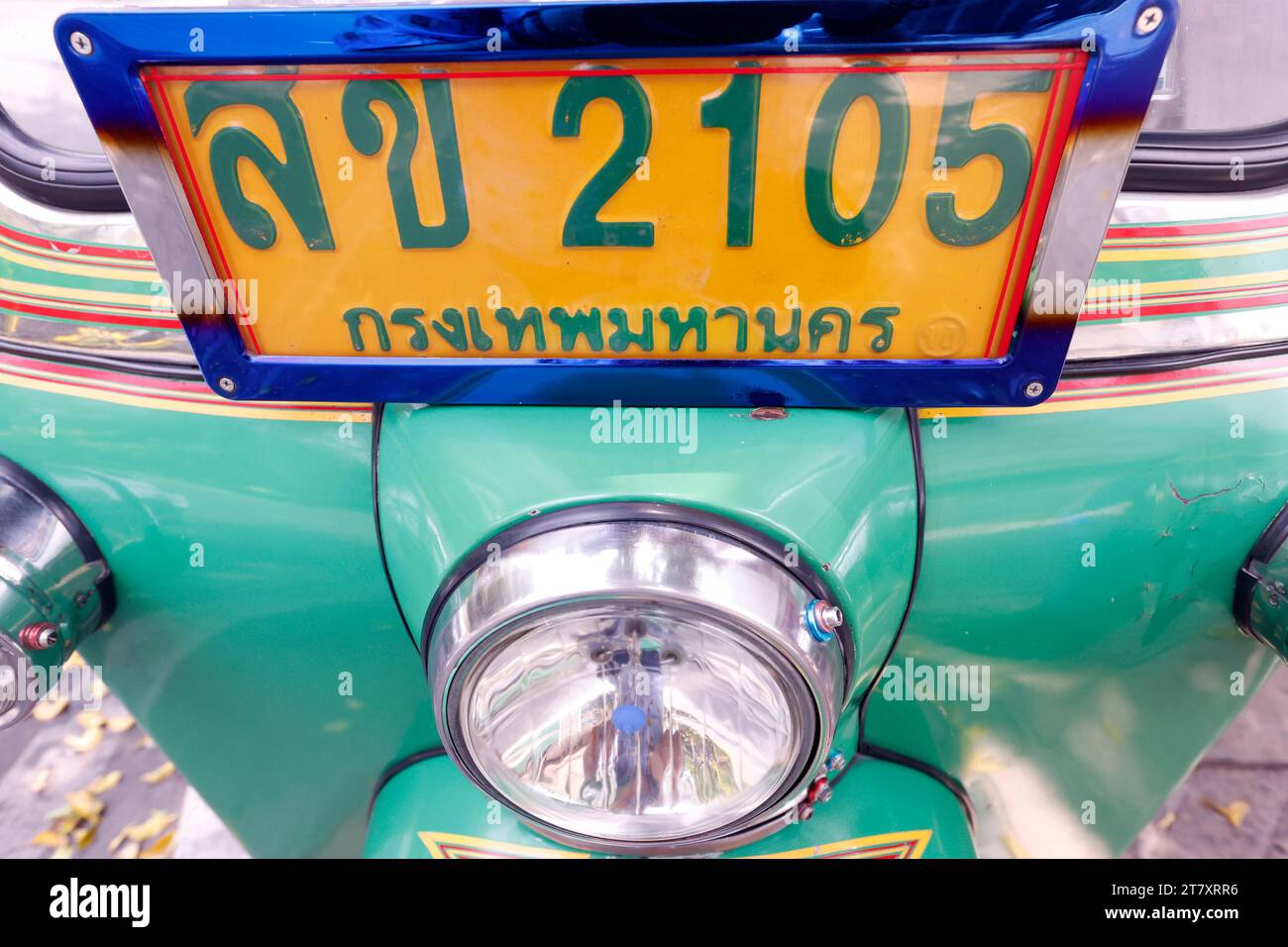 Nahaufnahme des Kennzeichens eines Tuk Tuk, ein Taxi, das für Südostasien, Bangkok, Thailand, Südostasien, Asien charakteristisch ist Stockfoto