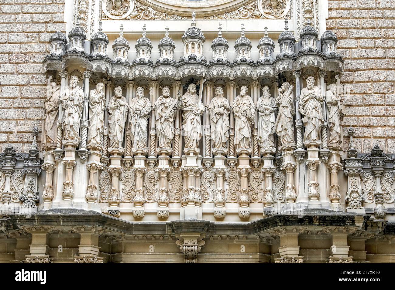 Statuen über der Kirchentür, Kloster Montserrat, Katalonien, Spanien, Europa Stockfoto