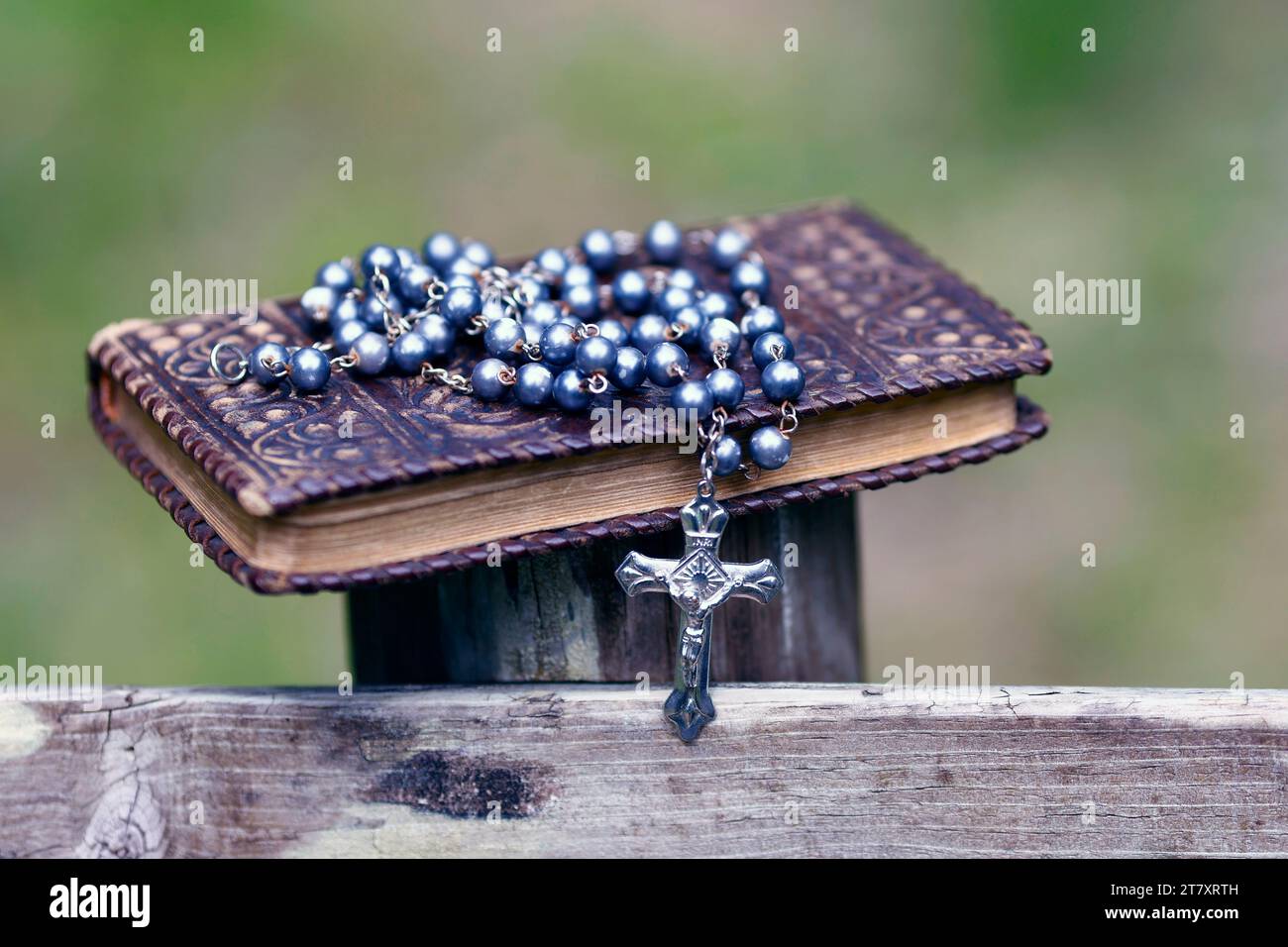 Bibel und katholische Rosenkranzperlen auf Holz, Les Contamines, Haute-Savoie, Frankreich, Europa Stockfoto