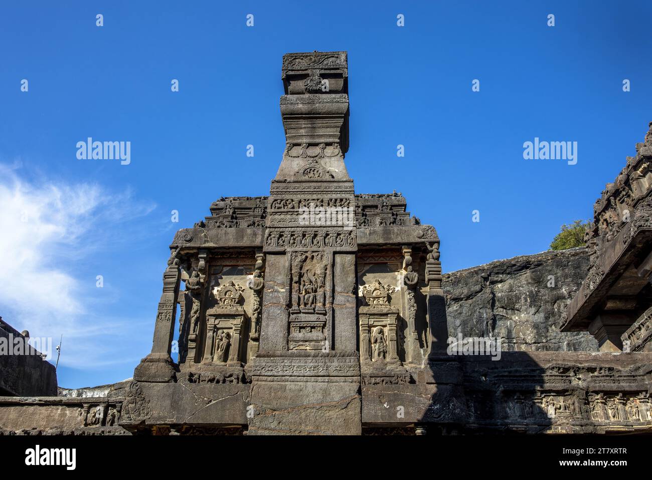 Stone Diya Stambha Säule im Kailash Tempel, Ellora Höhlen, UNESCO-Weltkulturerbe, Maharashtra, Indien, Asien Stockfoto