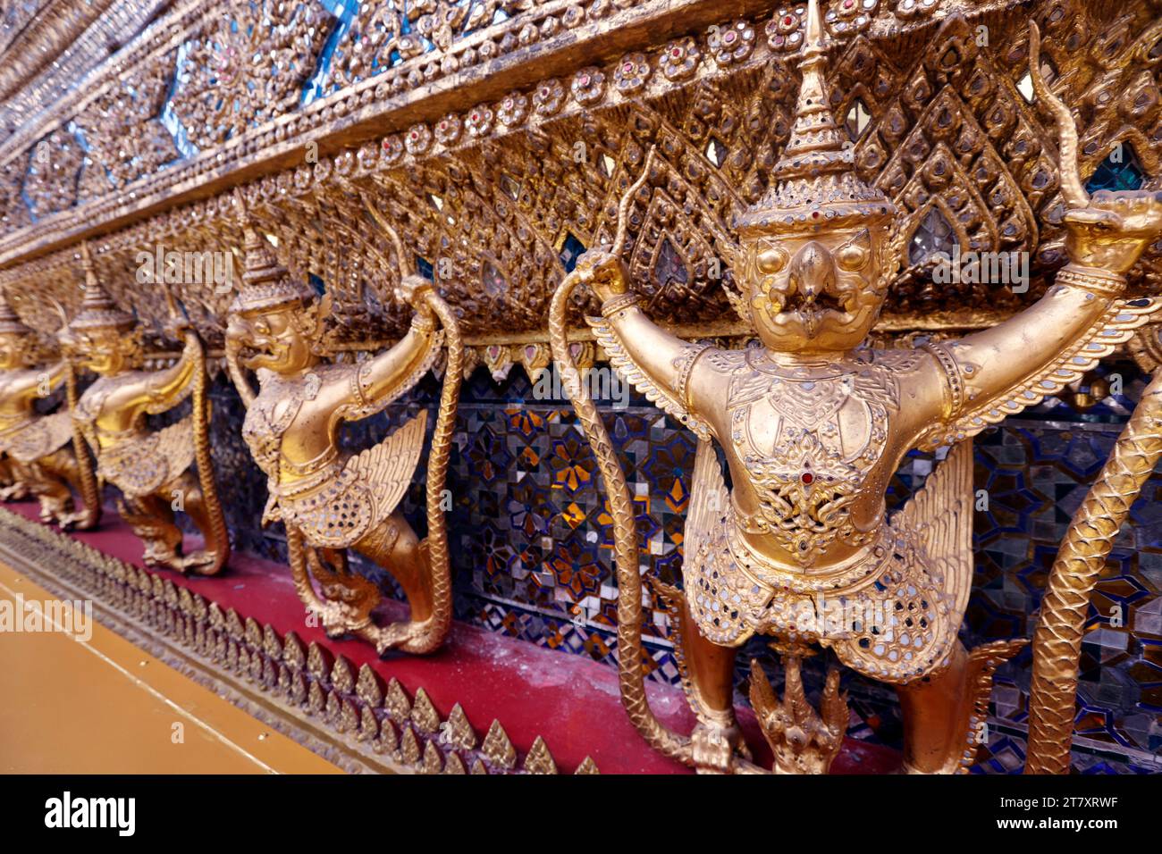 Goldene Skulpturen von Garuda und Naga, Wat Phra Kaew (Tempel des Smaragdbuddhas), Bangkok, Thailand, Südostasien, Asien Stockfoto