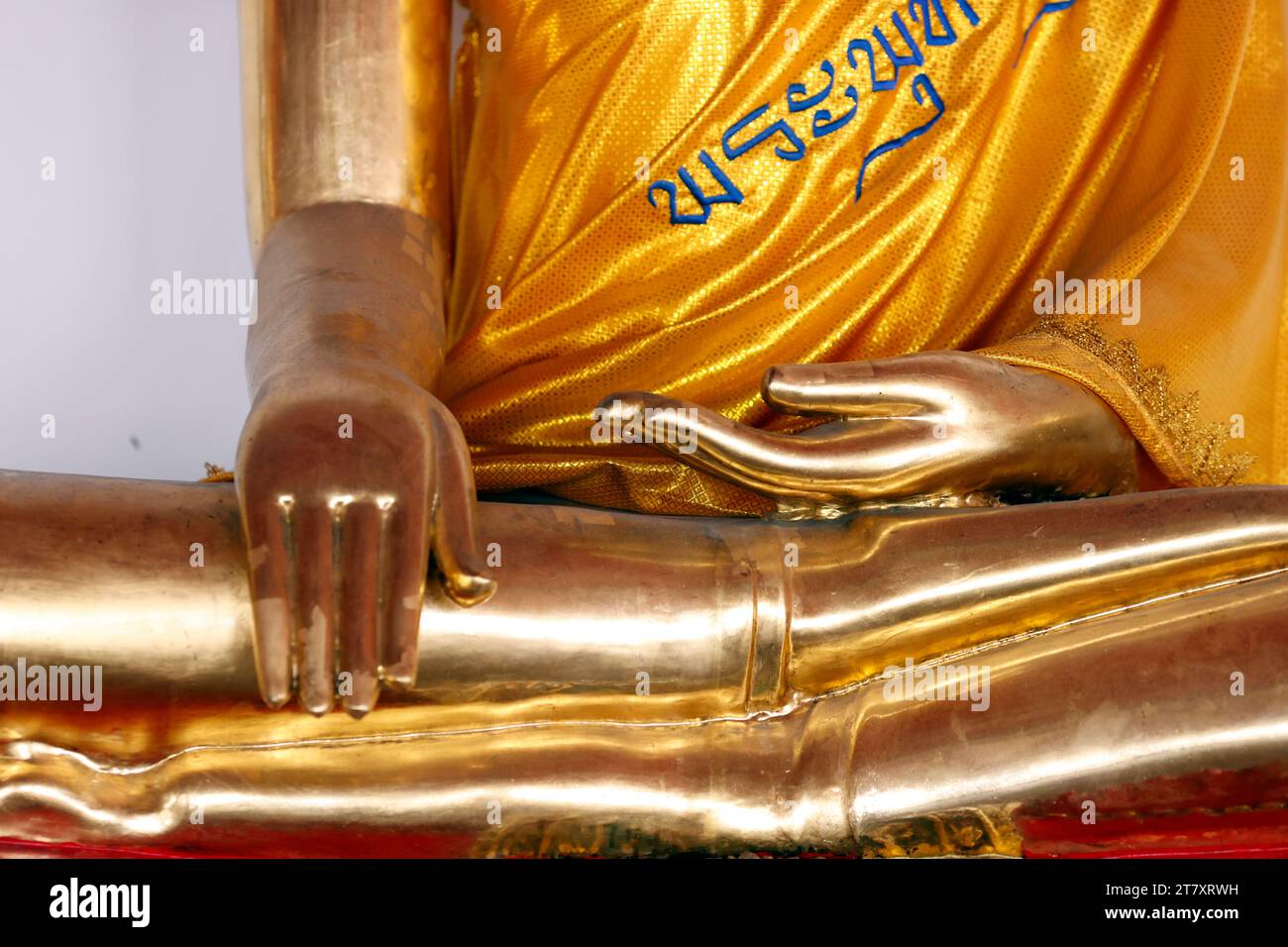 Goldene Buddha-Statue, Geste der Erdenzeugin, Wat Pho (Tempel des liegenden Buddha), Bangkok, Thailand, Südostasien, Asien Stockfoto