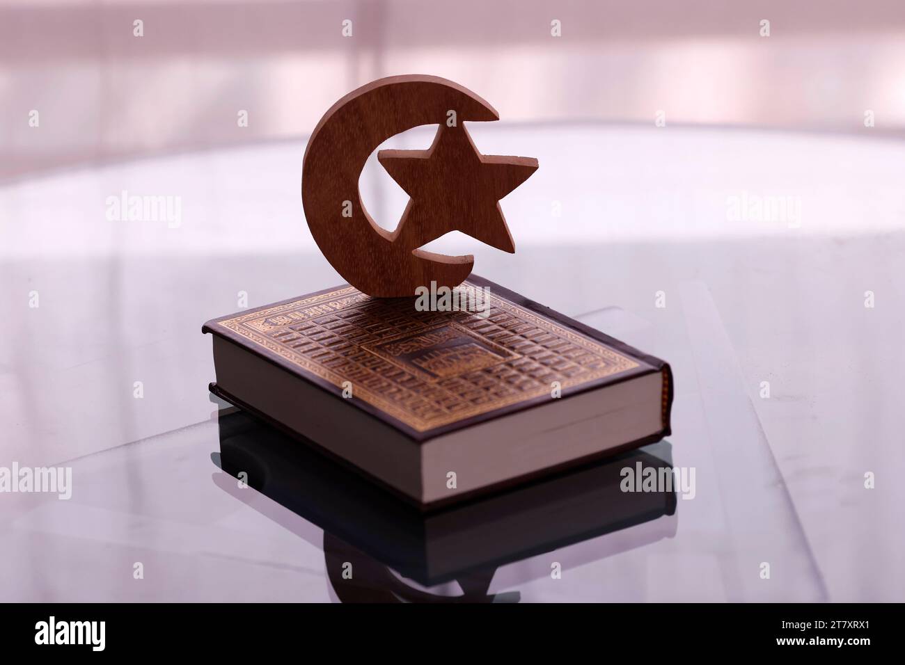 Stern, Halbmond und Koran drei Symbole für Islam, Vietnam, Indochina, Südostasien, Asien Stockfoto
