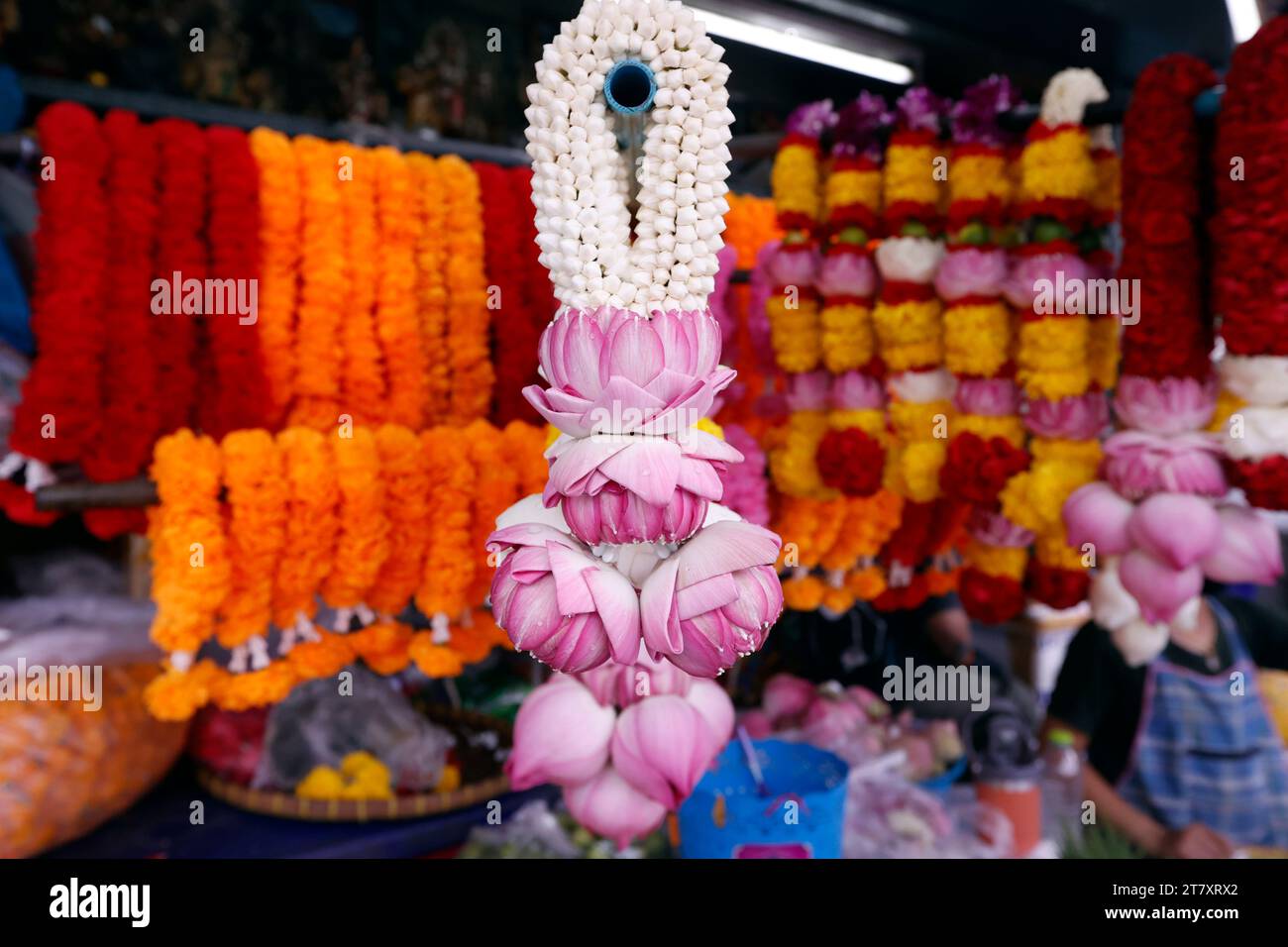 Blumengirlanden als Tempelopfer für die hinduistische Zeremonie, indischer Blumenladen im Sri Maha Mariamman Tempel, Bangkok, Thailand, Südostasien, Asien Stockfoto