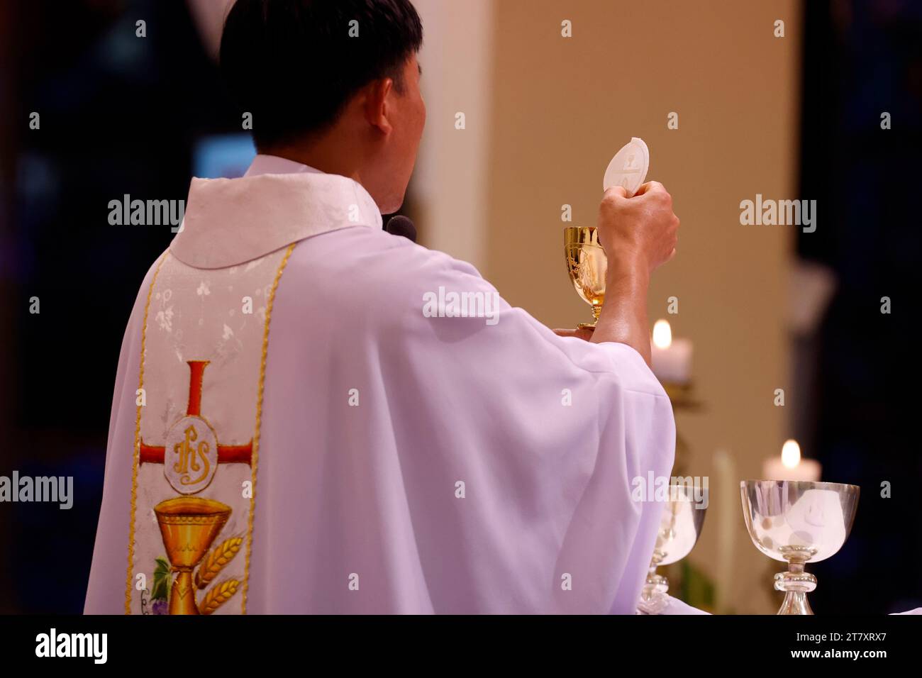 Rückansicht des Priesters mit Keuscherei bei der Eucharistiefeier, Sonntagsmesse, Erhebung des Gastgebers, St.. Nikolaus Kathedrale, Dalat, Vietnam, Indochina Stockfoto