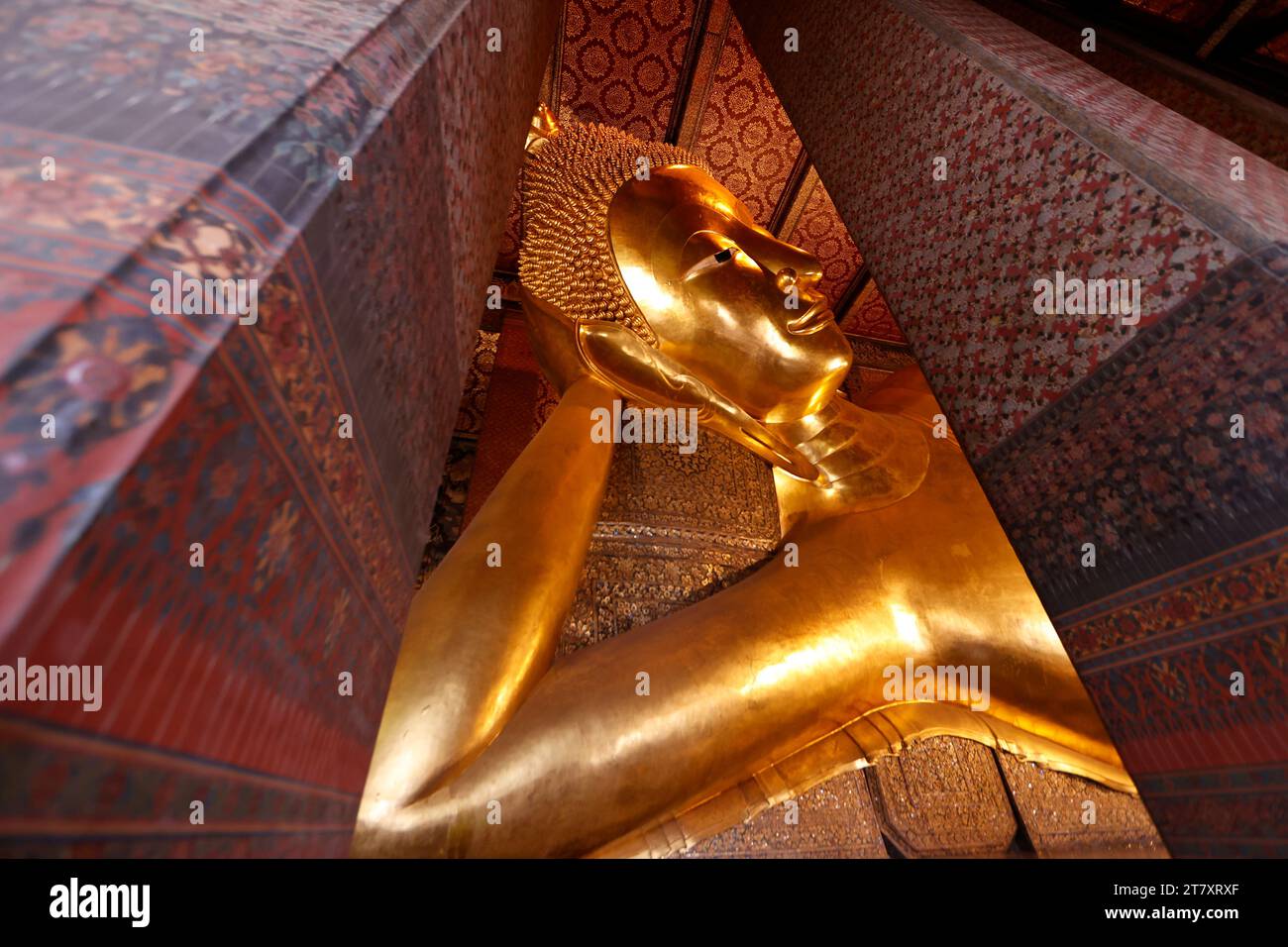 Wat Pho (Tempel des liegenden Buddha), große liegende goldene Buddha-Statue (Phra Buddhasaiyas), Bangkok, Thailand, Südostasien, Asien Stockfoto