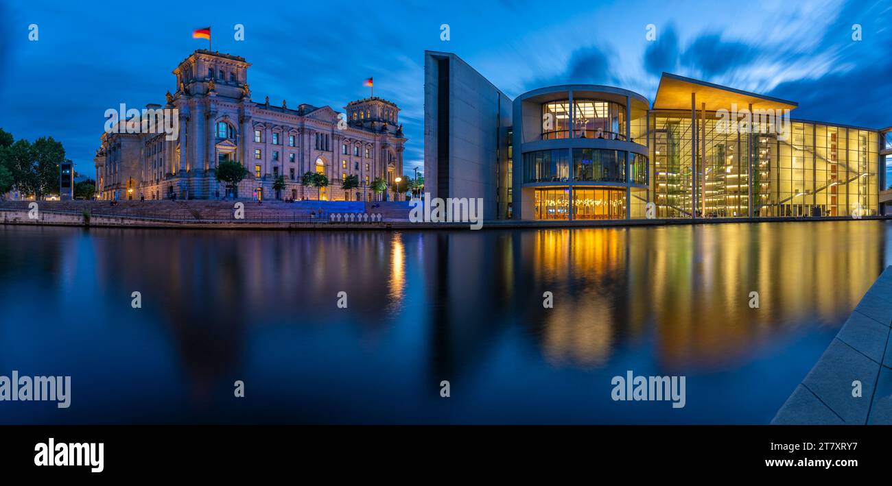 Blick auf die Spree und den Reichstag und das Paul Loebe-Gebäude in der Abenddämmerung, Mitte, Berlin, Deutschland, Europa Stockfoto