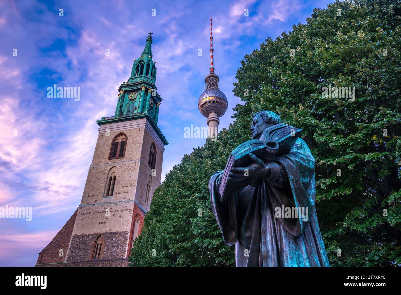 Blick auf den Berliner Fernsehturm und die St. Marienkirche in der Abenddämmerung, Panoramastraße, Berlin, Deutschland, Europa Stockfoto