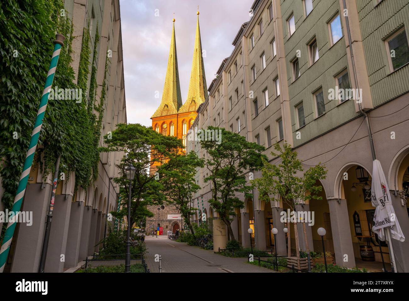 Blick auf St.. Nikolaikirche bei Sonnenuntergang, Bezirk Nikolai, Berlin, Deutschland, Europa Stockfoto