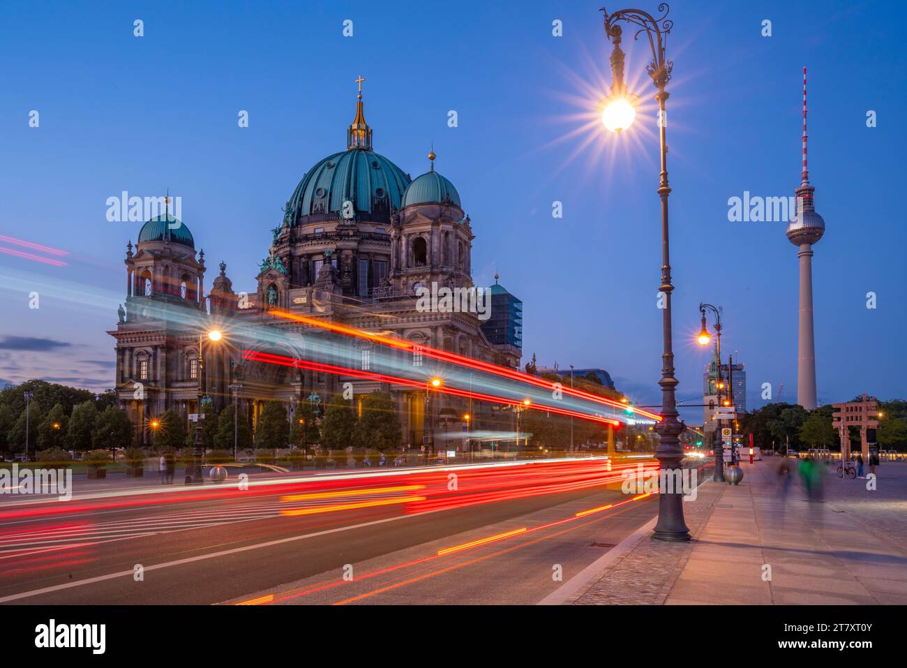 Blick auf den Berliner Dom und die Straßenlaternen in der Abenddämmerung, Berlin, Deutschland, Europa Stockfoto
