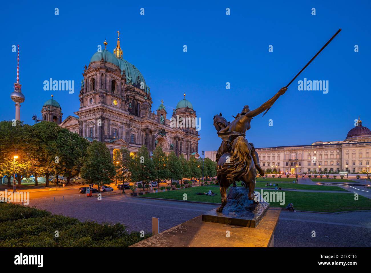 Blick auf den Berliner Dom aus dem Neuen Museum in der Abenddämmerung, Berlin, Deutschland, Europa Stockfoto