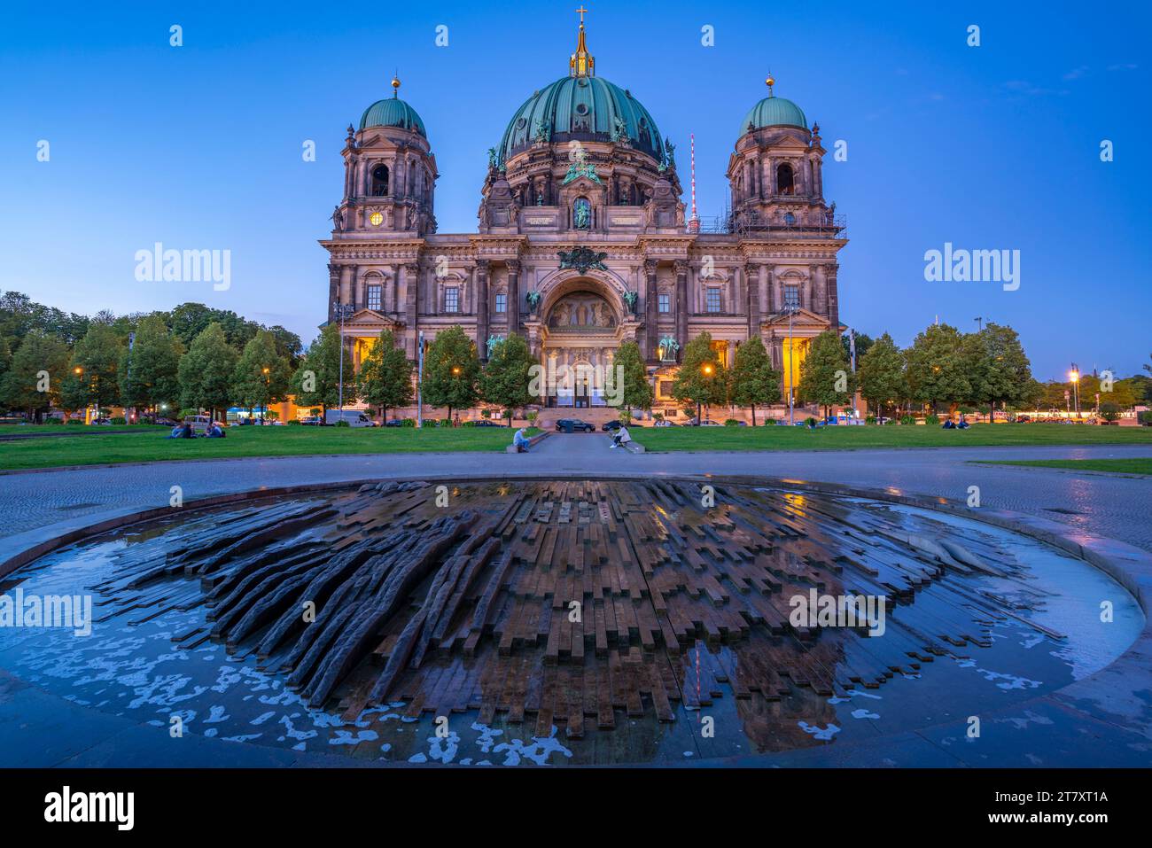 Blick auf den Berliner Dom vom Lustgarten in der Abenddämmerung, Berlin, Deutschland, Europa Stockfoto