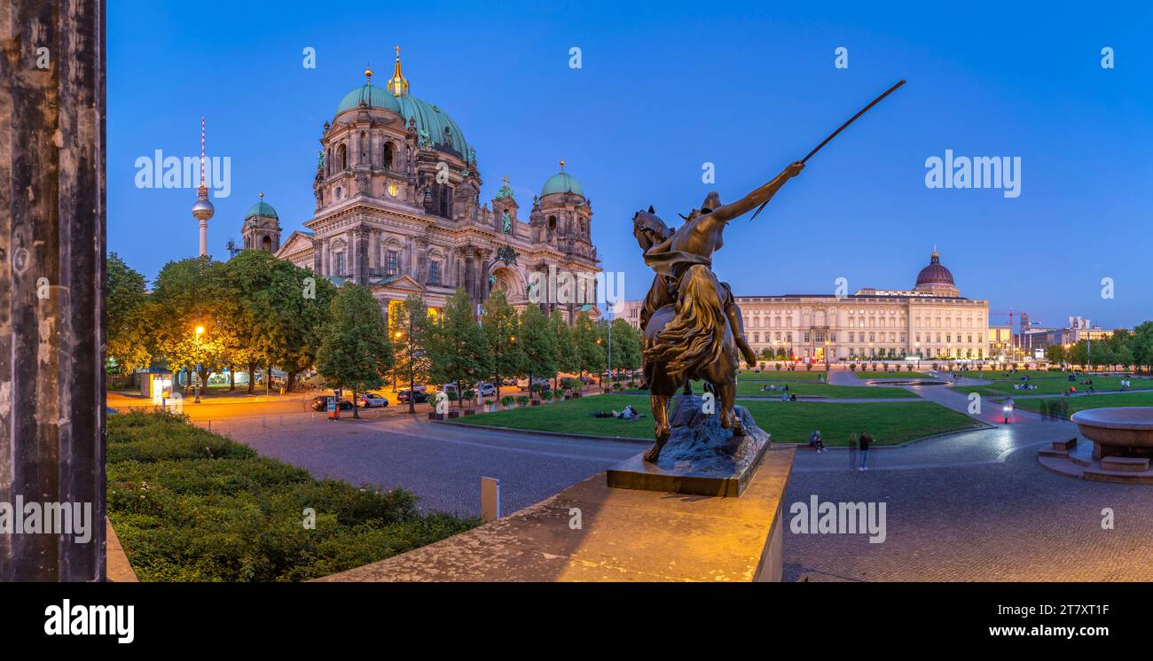 Blick auf den Berliner Dom aus dem Neuen Museum in der Abenddämmerung, Berlin, Deutschland, Europa Stockfoto