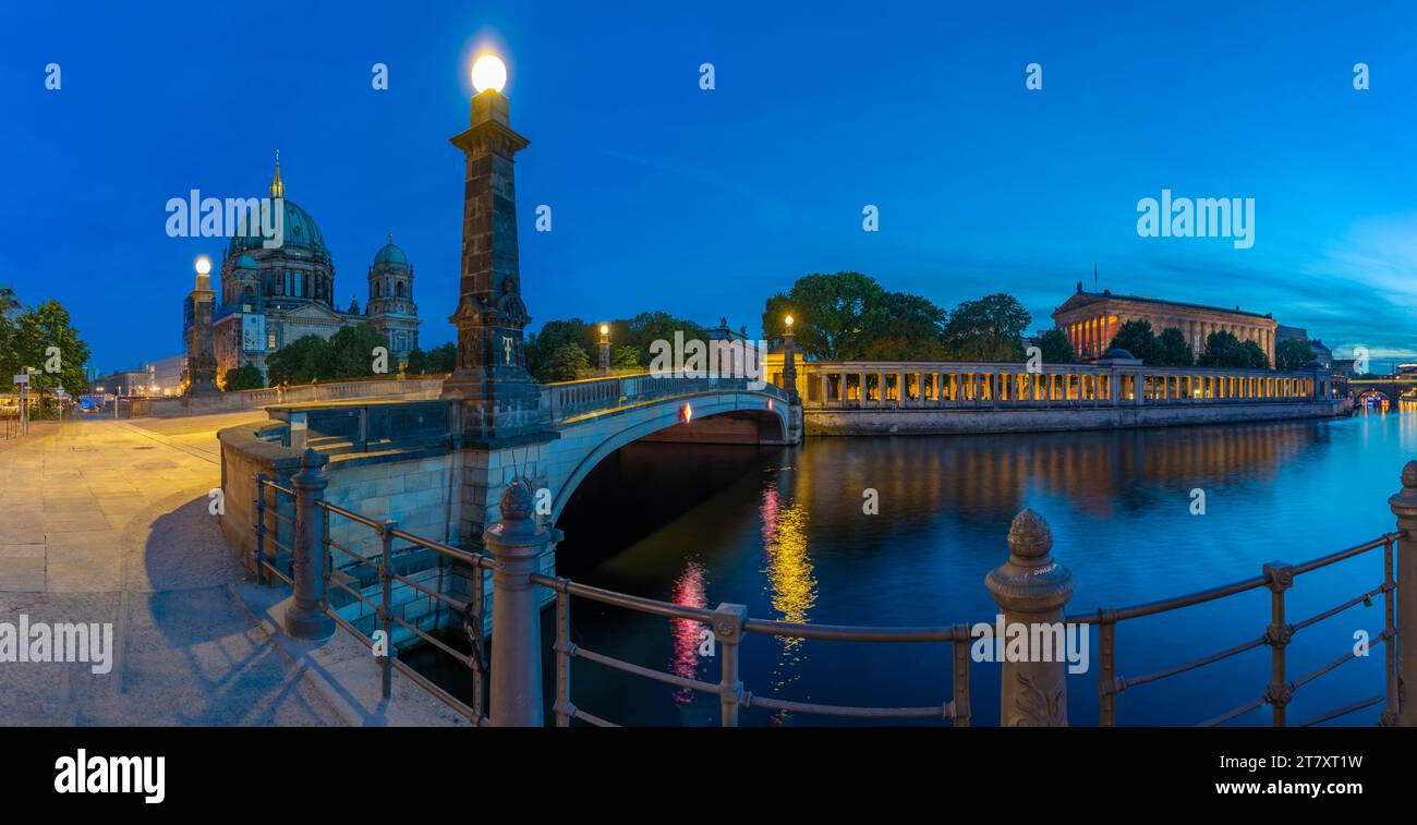 Blick auf den Berliner Dom, den Kolonnadenhof und die Spree in der Abenddämmerung, UNESCO-Weltkulturerbe, Museumsinsel, Mitte, Berlin, Deutschland Stockfoto