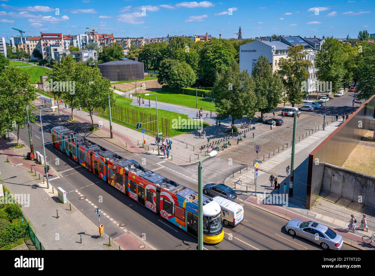 Erhöhter Blick auf die Berliner Mauer, den Memorial Park, die Bernauer Straße, Berlin, Deutschland, Europa Stockfoto
