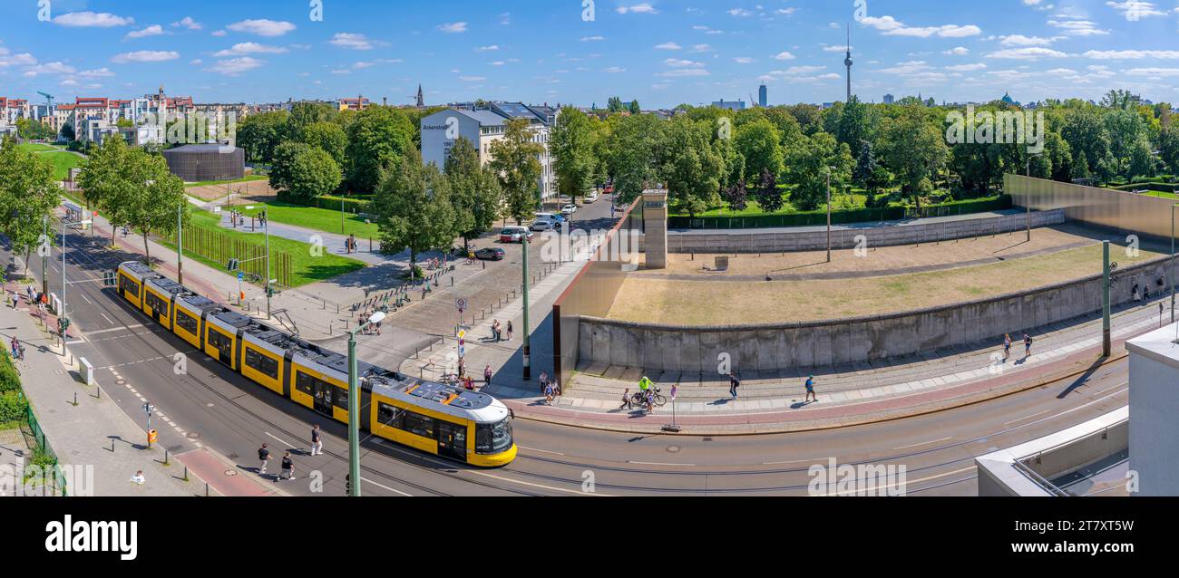 Erhöhter Blick auf die Berliner Mauer, den Memorial Park, die Bernauer Straße, Berlin, Deutschland, Europa Stockfoto