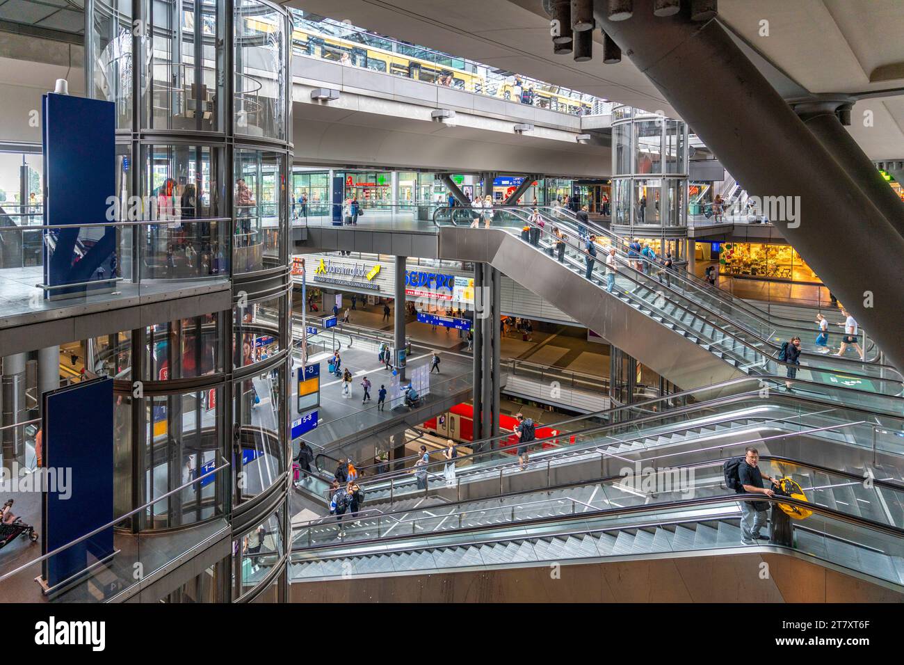 Blick auf das Innere des Berliner Hauptbahnhofs, des Hauptbahnhofs, des Europaplatz 1, Berlin, Deutschland, Europa Stockfoto