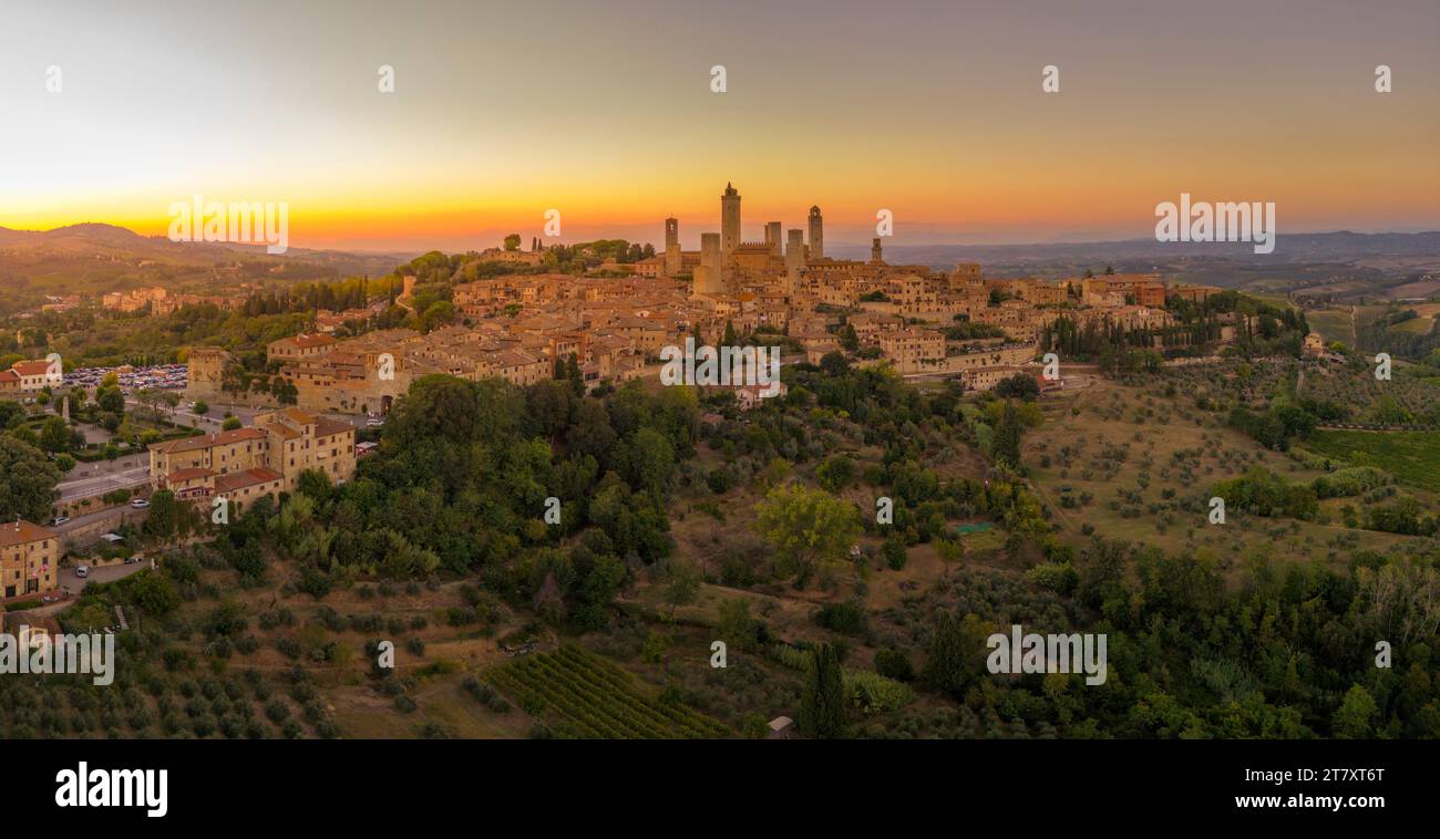 Erhöhter Blick auf San Gimignano und Türme bei Sonnenuntergang, San Gimignano, Toskana, Italien, Europa Stockfoto