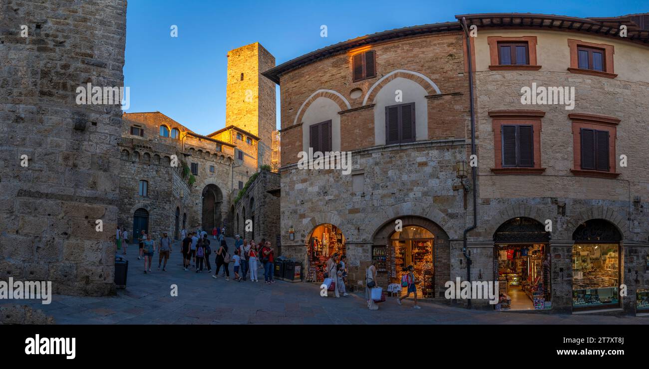 Blick auf das historische Zentrum und die Türme in San Gimignano, San Gimignano, UNESCO-Weltkulturerbe, Provinz Siena, Toskana, Italien, Europa Stockfoto